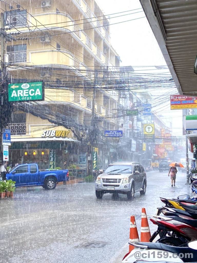 パタヤのスコール