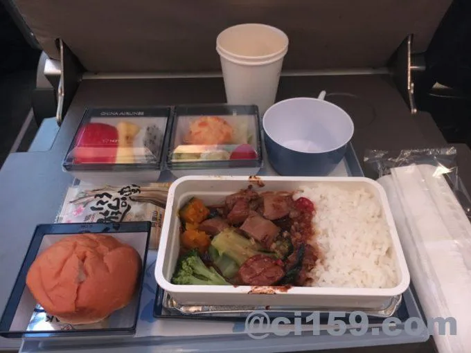 フライトレビュー】台北経由も快適！チャイナエアラインの座席と機内食