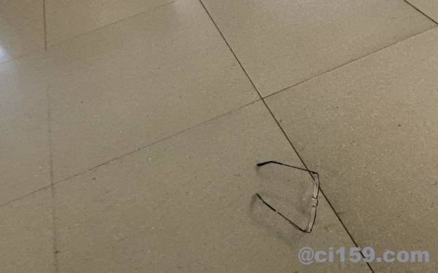 関西国際空港の国際線フロアで落ちていた眼鏡