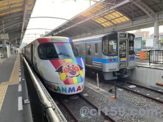 高松駅に停車中のアンパンマン列車