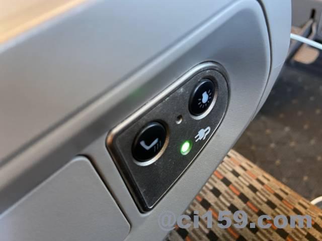 新幹線N700系グリーン席の読書灯ボタンとシートヒーター