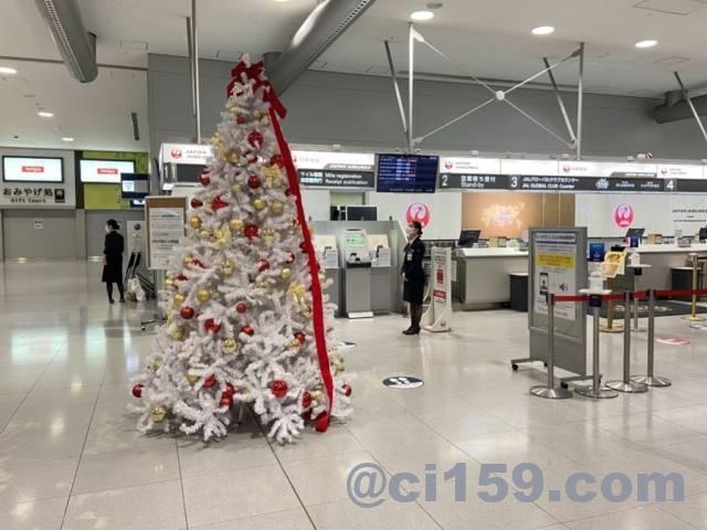 関西空港JALチェックインカウンターのクリスマスツリー