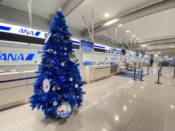関西空港国内線カウンターのANAクリスマスツリー