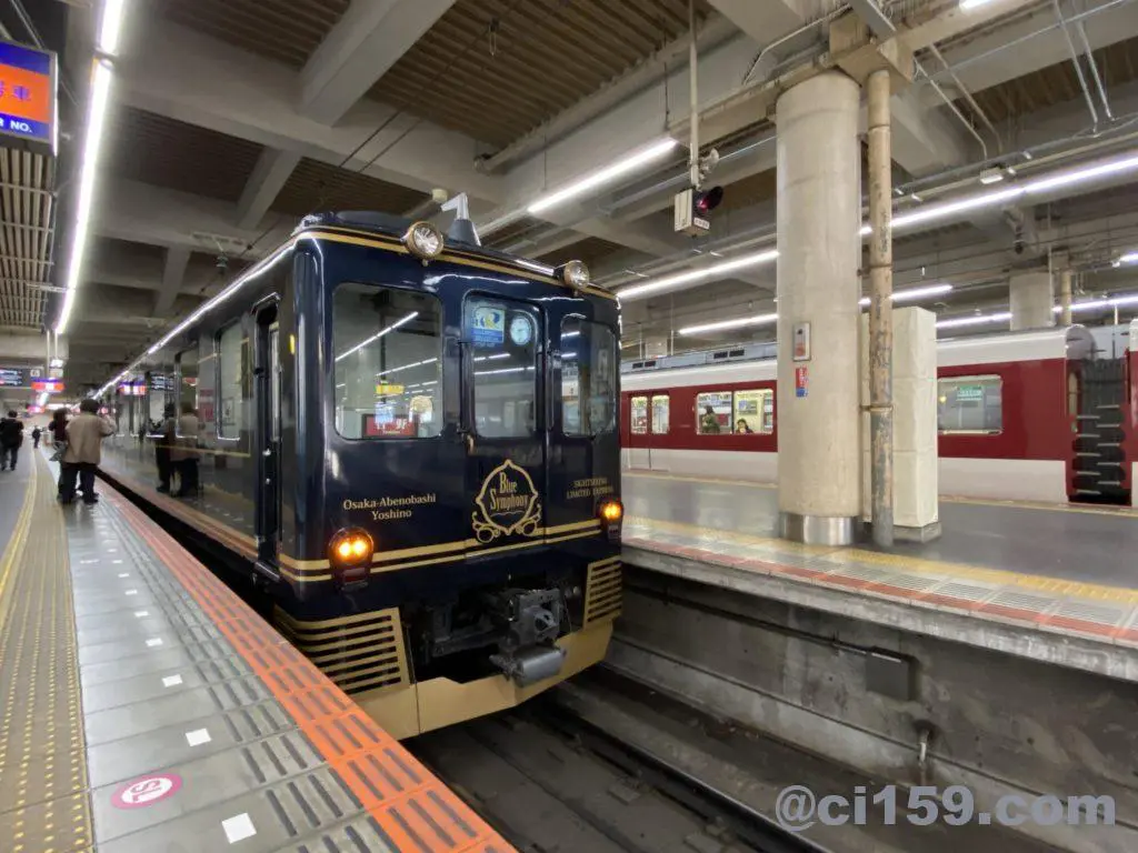 大阪阿部野橋駅に停車中の「青のシンフォニー」