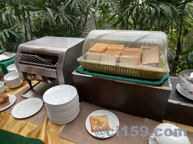 Palmyra Patong Resortの朝食会場のトースト