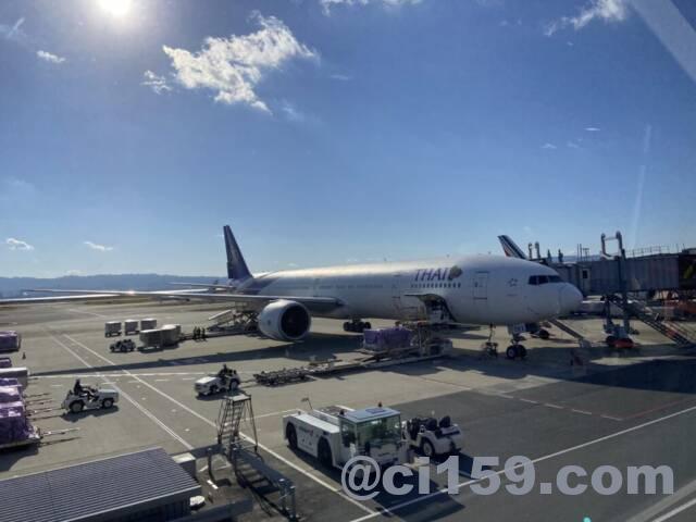 関西空港に駐機中のタイ国際航空777-300ER