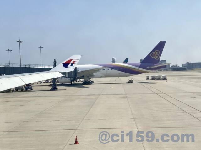 関西空港に駐機中のマレーシア航空とタイ国際航空