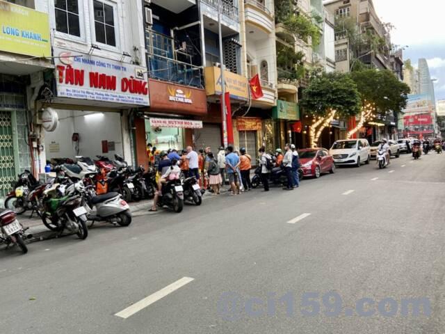 Bánh Mì Huynh Hoa前の通り
