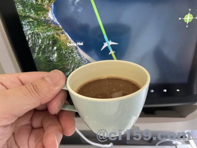 飛行機内でコーヒー