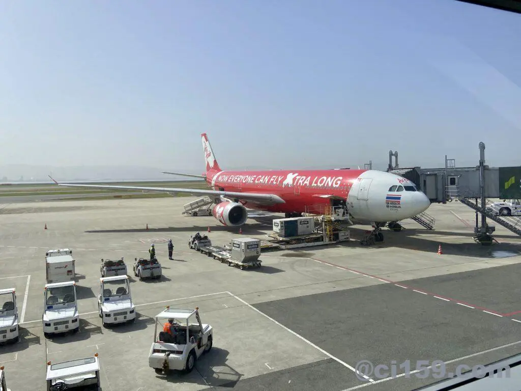 フライトレビュー】関西空港から直行便でタイへ！LCC「タイ・エアアジアXJ613便」 | ブリジロックの旅日記