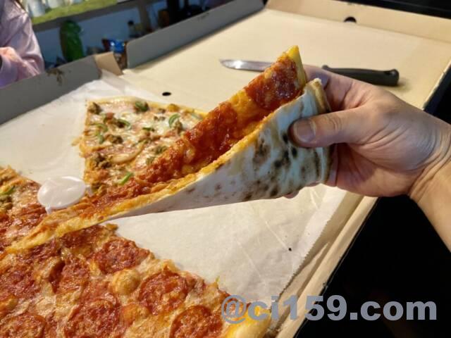 特大のピザ