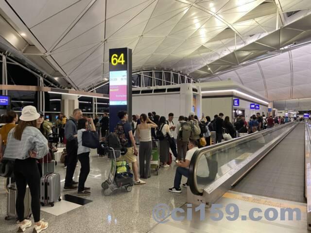 香港国際空港で搭乗待ちの列
