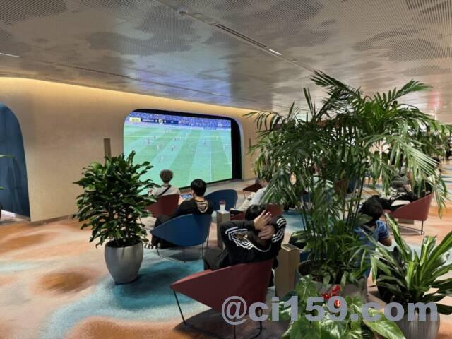 チャンギ空港内の大型テレビ