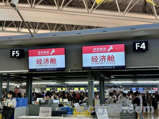 深セン航空のチェックインカウンター