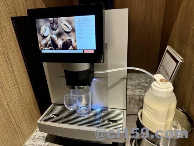 ラウンジのコーヒーマシン