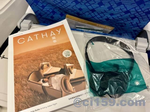 キャセイパシフィック航空の機内誌とヘッドホン