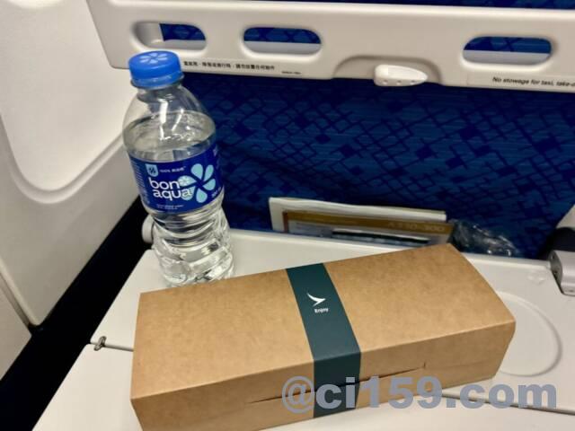 CX566便の機内食と水