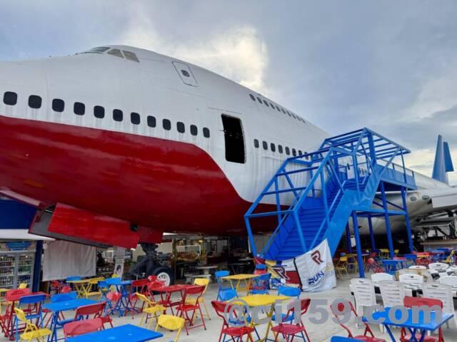 飛行機とタラップ