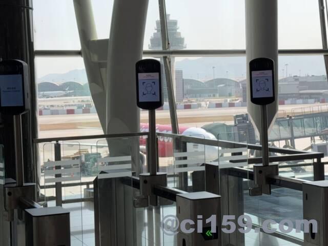 香港国際空港の顔認証ゲート