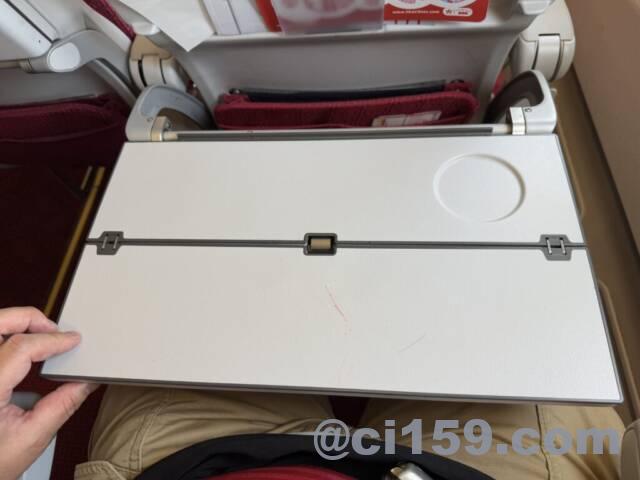 香港航空の二つ折りテーブル