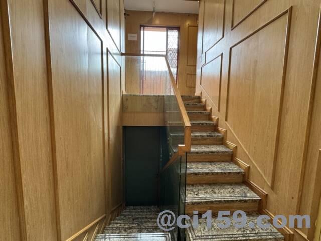 屋上へ続く階段