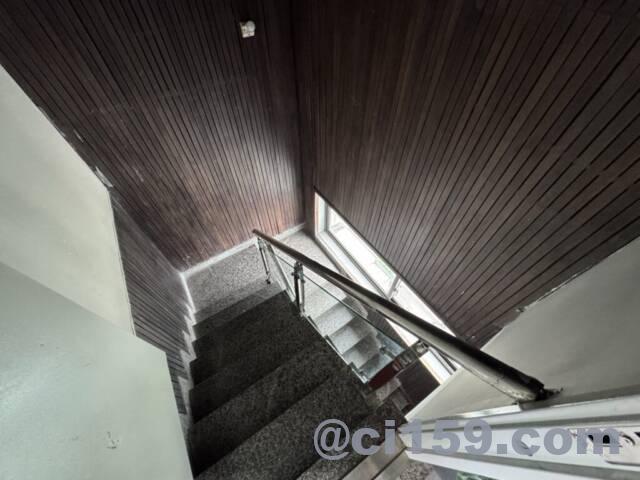 屋上へ続く階段