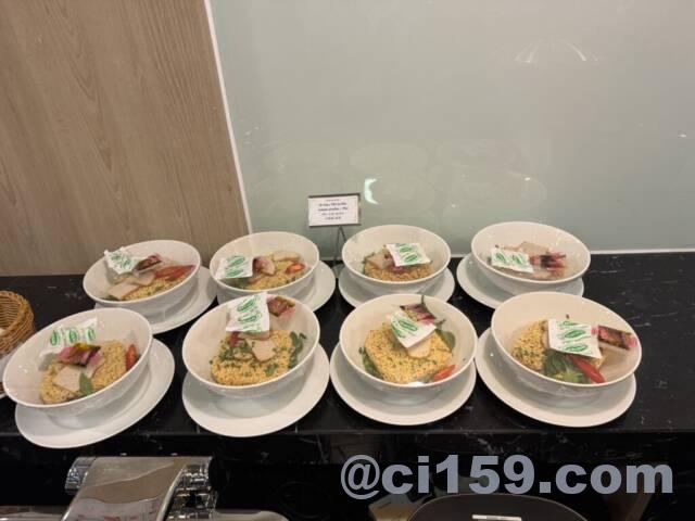 ラウンジのインスタントラーメン