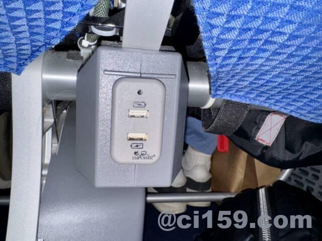 座席下のUSBポート