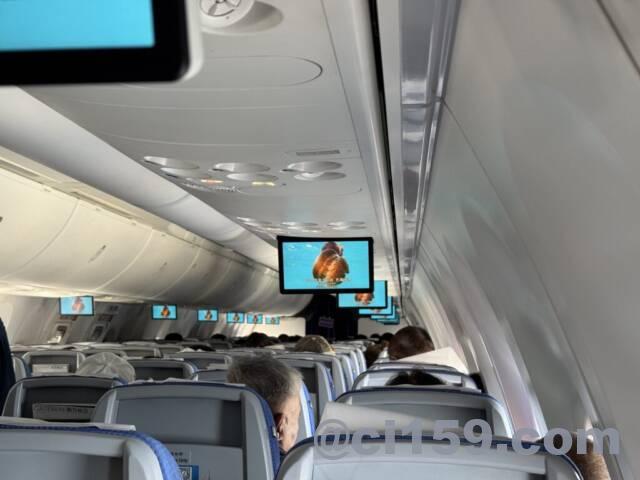 機内の頭上モニター