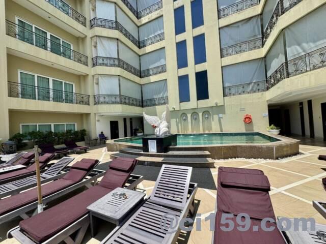 LK Residenceのスイミングプール