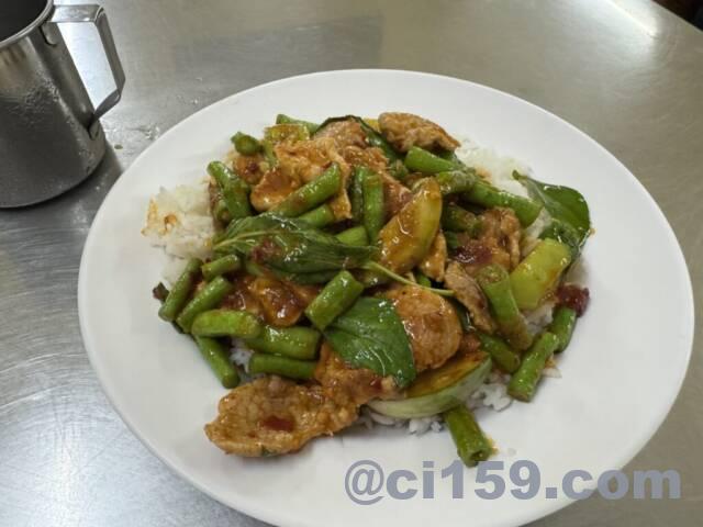 Stir-fried with Curry Paste and Pork