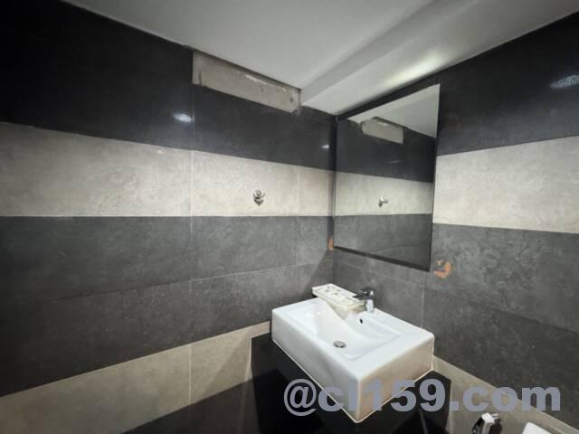 Crystal Suites Pattayaのバスルーム