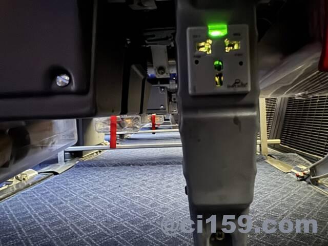 機内のユニバーサルコンセント