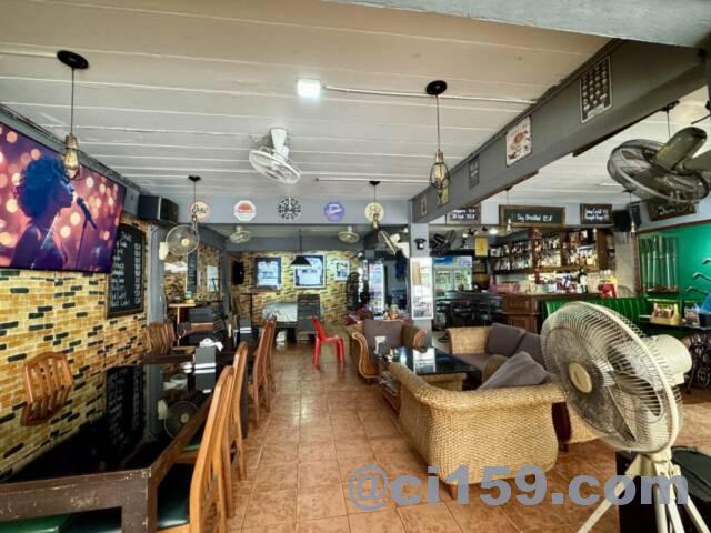 PINEAPPLE SPORT RESTAURANTの店内