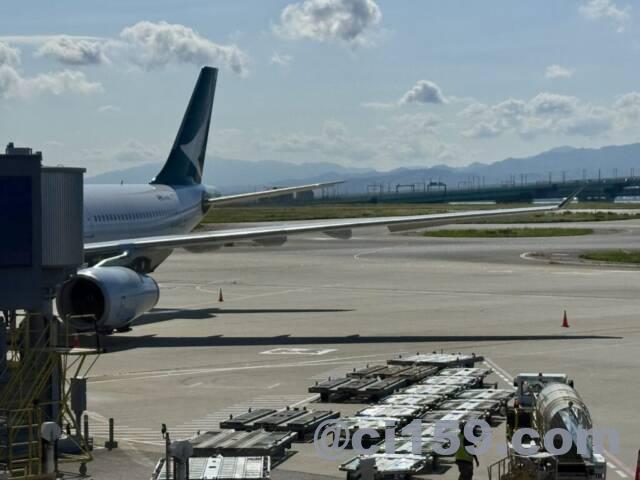 関西空港に駐機中のCX503便