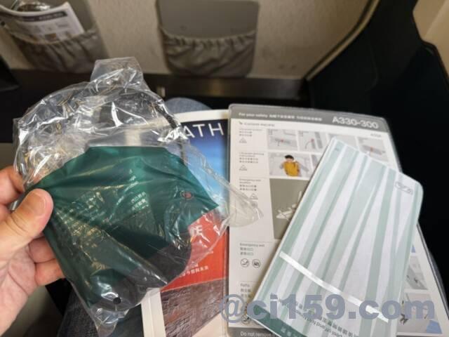 CXの機内誌とヘッドホン