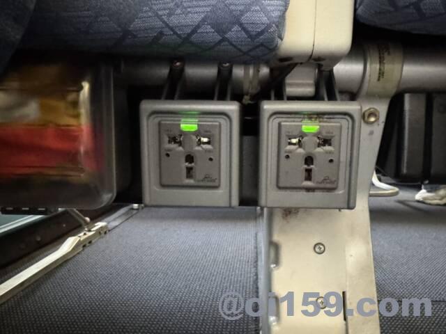 座席の下のユニバーサルコンセント