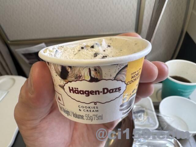機内でハーゲンダッツ