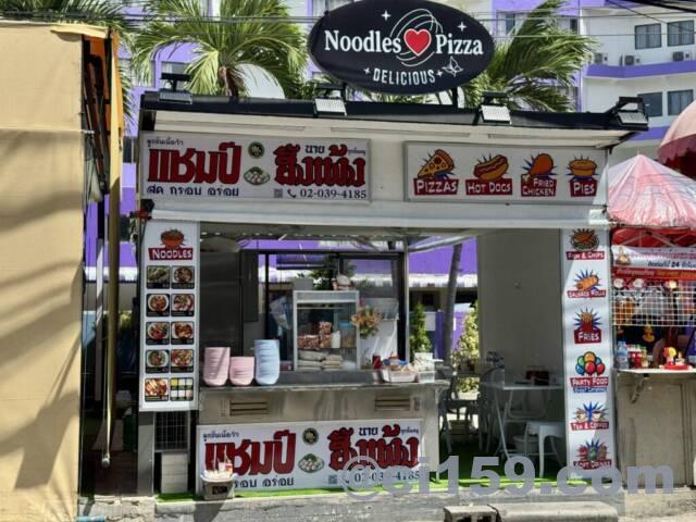 ソイブッカオ沿いのヌードル＆ピザ店