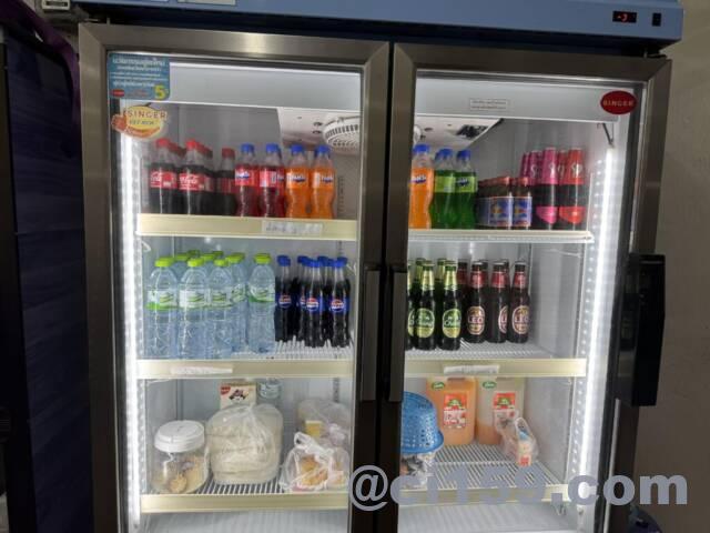冷蔵庫に入った有料のドリンク