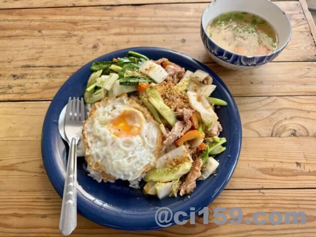 野菜炒めライスと目玉焼き