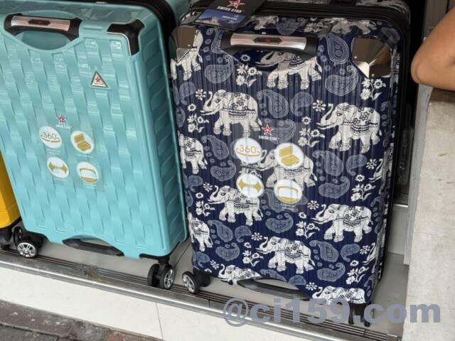 タイパンツ柄のスーツケース