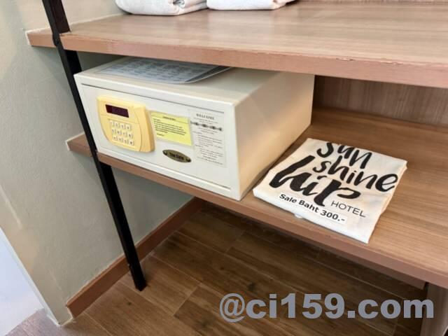 セーフティボックスとランドリーバッグ