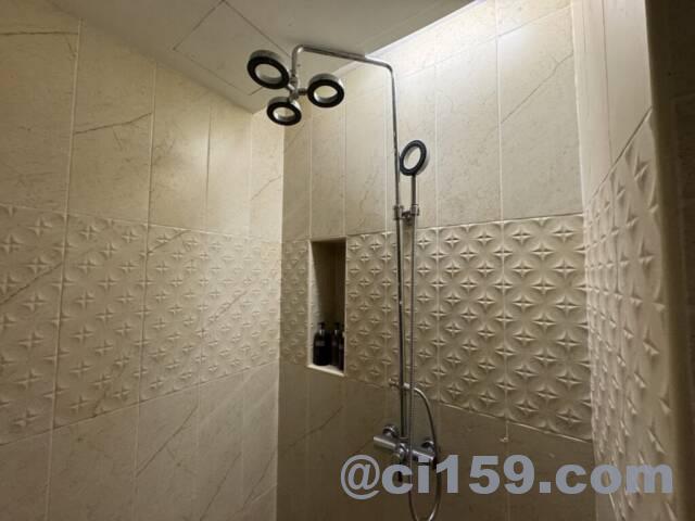 バスルームのシャワー