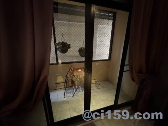 薄暗いバルコニー