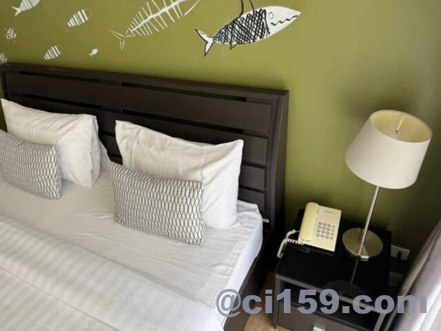 ベッドサイドと枕