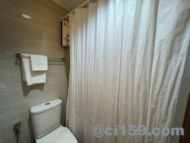 バスルームのシャワーカーテン