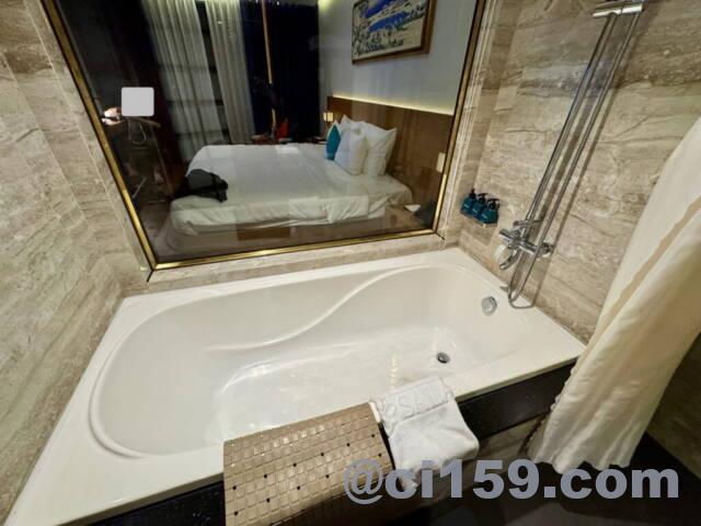 SALA Danang Beach Hotelのバスタブ