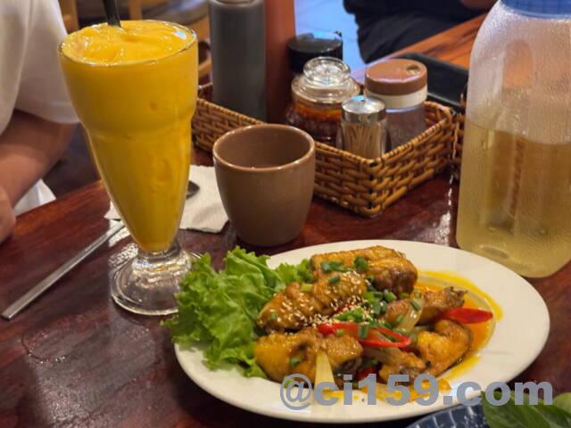 マンゴースムージーとベトナム料理