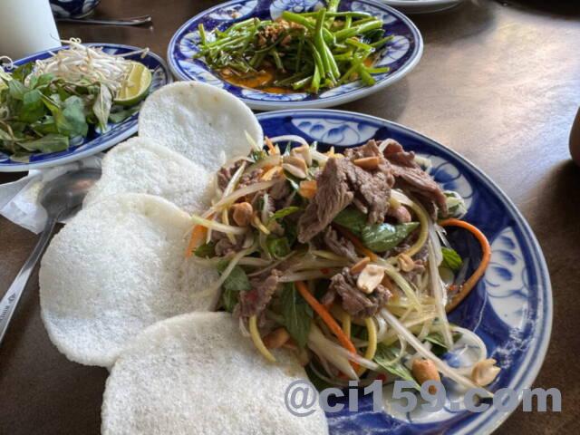 ミディアムレアのビーフサラダ